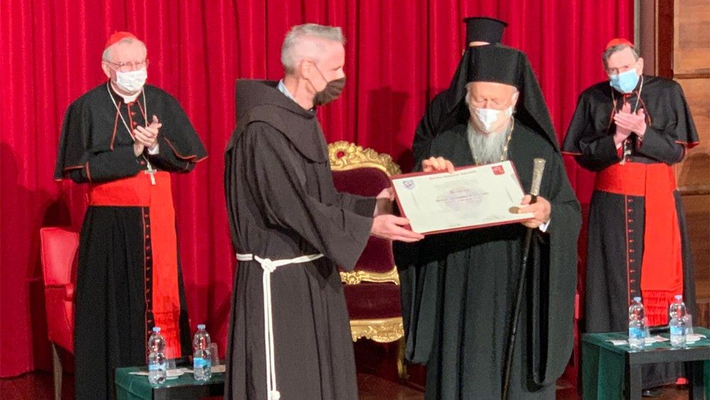 Bartolomej pri preberaní čestného doktorátu na Pápežskej univerzite Antonianum, 21. októbra 2020