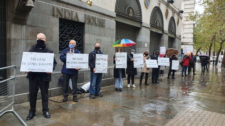 Protesto em Londres contra a prisão do sacerdote jesuíta