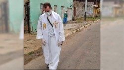 Pater-JosE-Manuel-de-JesUs-Ferrra-besucht-wAhrend-der-Corona-Pandemie-die-GlAubigencKirche.jpg