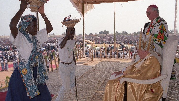 Gjon Pali II në Angola (qershor 1992) 