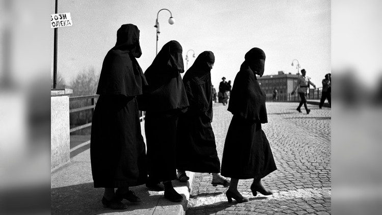Donne turche indossano i loro abiti tipici per le strade di una città macedone in Jugoslavia. UN Photo
