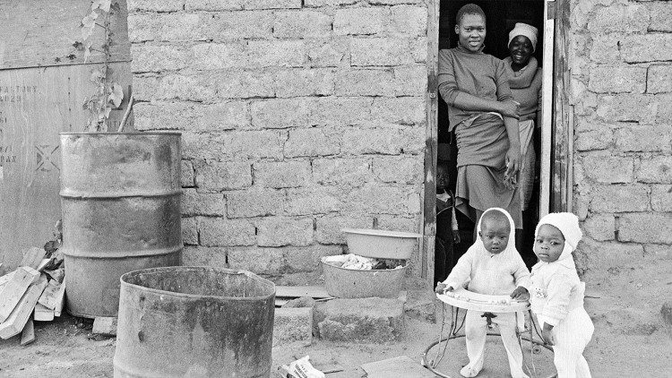 Occupanti abusivi in una casa di Pretoria, Sud-Africa, durante l'apartheid. 1985, UN Photo/Marc Vanappelghem