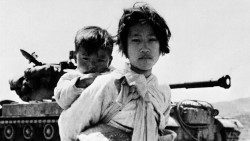 Ragazzina-coreana-con-il-fratello-sulle-spalle--Seul-guerra-Corea-ONU-1951-courtesy-UN-Pho.jpg