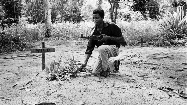 Corona fatta di foglie delle piante della foresta per un compagno d’armi caduto. Mozambico, 1972. UN Photo/N Basom 