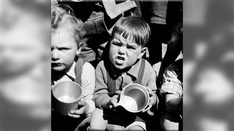 Piccoli austriaci che attendono il cibo dell'Unicef, 1946, UN Photos
