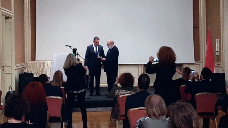 A magyar nagykövet átadja a kitüntetést Pier Francesco Pingitore újságírónak 