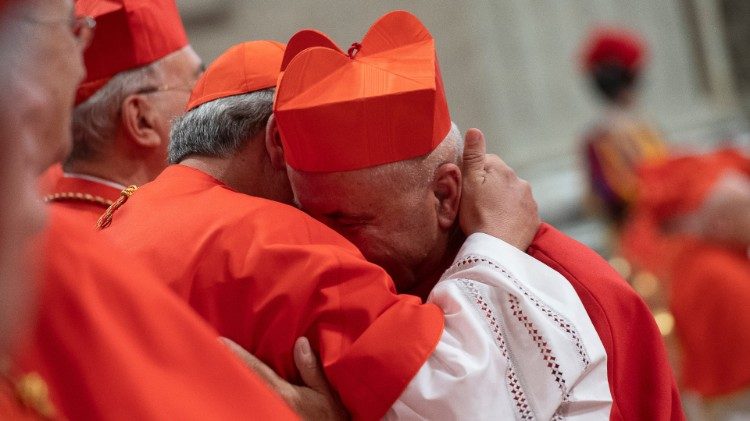 Alte und neue Kardinäle umarmen sich beim letzten Konsistorium im Herbst 2019