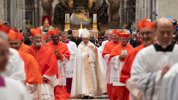 Papa Franjo u procesiji s novim kardinalima na kraju konzistorija u listopadu 2019. godina