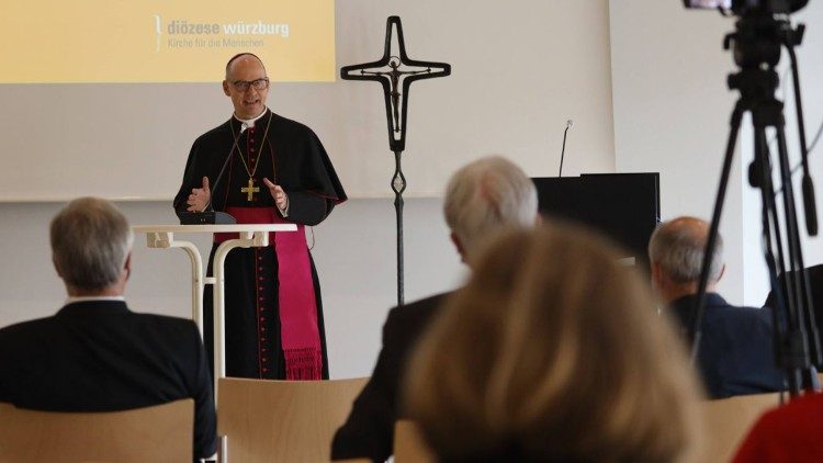 Bischof Jung beim Diözesanforum, das live im Internet übertragen wurde