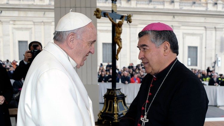 Foto de arquivo: dom Felipe Arizmendi Esquivel e o Papa Francisco numa audiência general em 2015