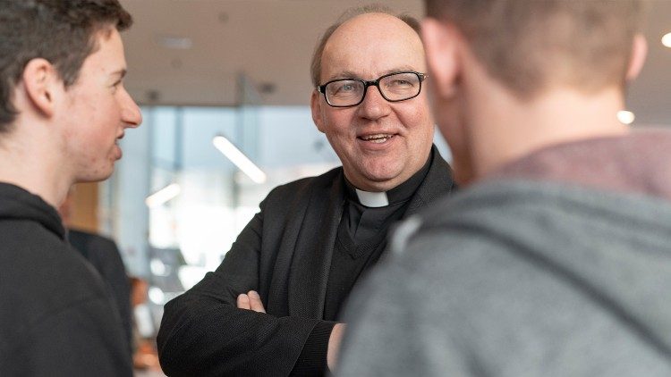 Der Innsbrucker Bischof Hermann Glettler, hier im Gespräch mit Theologiestudierenden