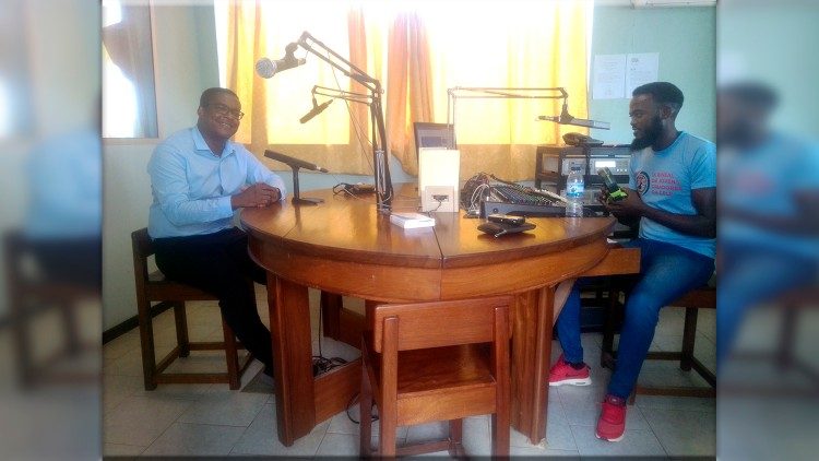 P. Fausto do Espírito Santo, nos Estúdios da Rádio Jubilar (São Tomé e Príncipe)