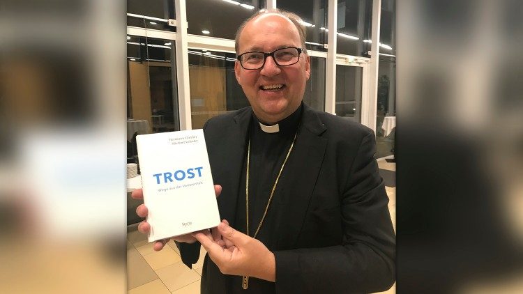 Hermann Glettler, Bischof von Innsbruck, präsentiert sein Werk "Trost"