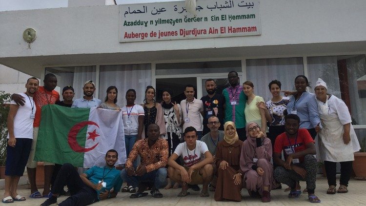 Jóvenes que asisten a la "Escuela de la Diferencia" de los Padres Blancos en Argelia
