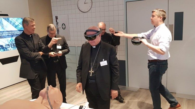 L'arcivescovo Vincenzo Paglia prova la realtà virtuale e le innovazioni dell'informatica nella sede di Microsoft