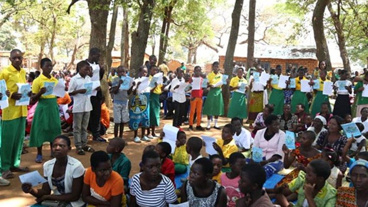 Kinder bei einem Gebetstreffen in einer Pfarrei von Mchinj in Malawi - undatierte Aufnahme