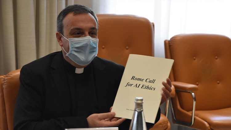 Don Andrea Ciucci, coordinatore di segreteria della Pontificia Accademia per la Vita, con una copia dell'Appello