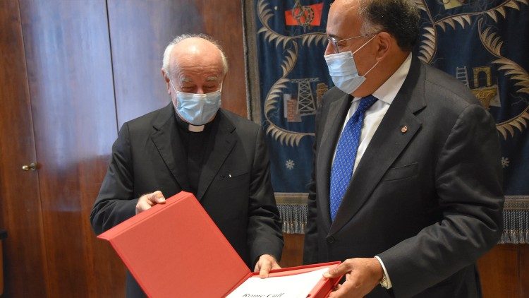 L'arcivescovo Paglia (a sinistra) con il rettore Gaudio e la copia dell'Appello appena firmata
