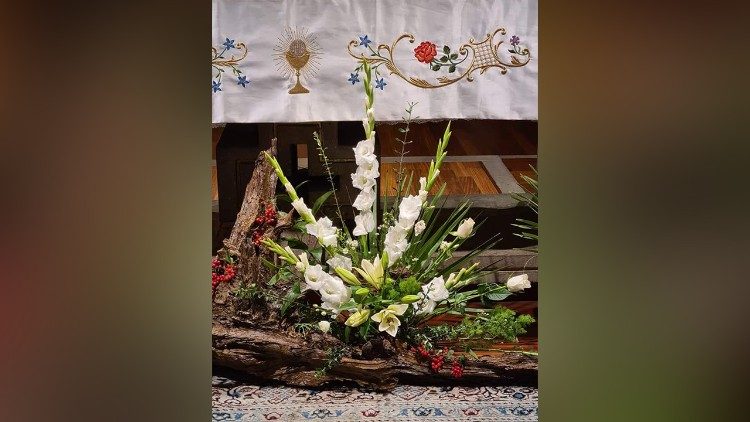 Una decorazione floreale ai piedi dell'altare