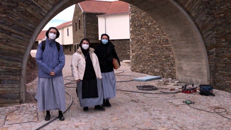 Le monache di Vitorchiano in Portogallo nel monastero in costruzione