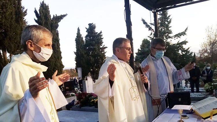 Бискупот Стојанов служи света Литургија за покојните на гробиштата Бутел во Скопје