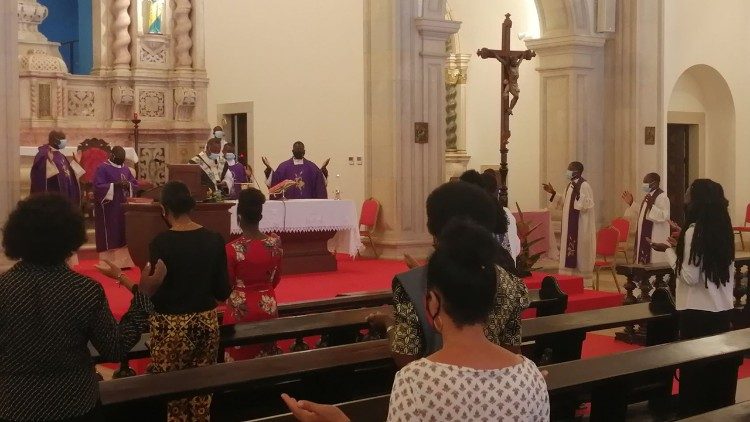 Missa dos fiéis defuntos, na Catedral de Luanda (Angola)