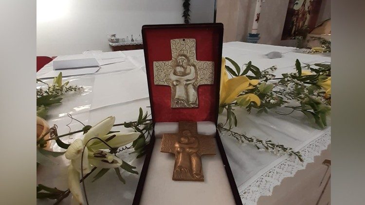 Нагръдният кръст, дарен от папа Франциск на Международния музей на Разпятието в Калтаджироне, Италия