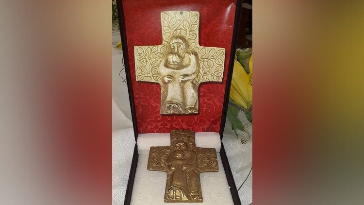 Naprsni križ, ki ga je Muzeju podaril papež Frančišek