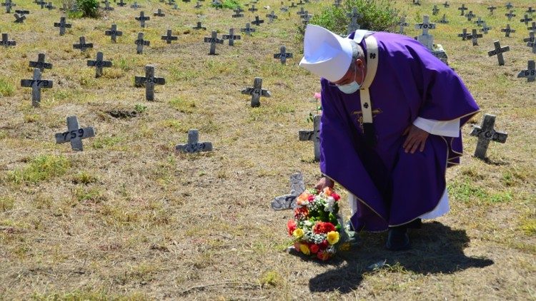 主教在墓園為亡者祈禱