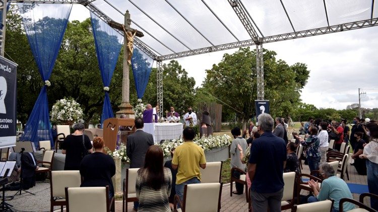 Missa campal no Cemitério São Francisco da Penitência, no Caju, presidida por dom Orani Tempesta