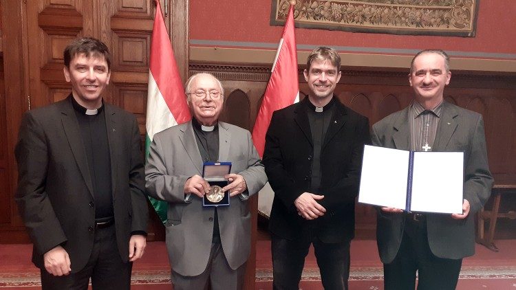 Szabó Ferenc atya tavaly áprilisban a Fraknói díj átvételekor rendtársaival 