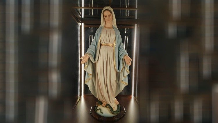 Statyn av den Mirakulösa Medaljens Jungfru Maria som påven välsignade inför pilgrimsfärden. 