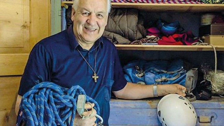Don Erminio Vanzetta con gli "attrezzi del mestiere" di alpinista e scalatore