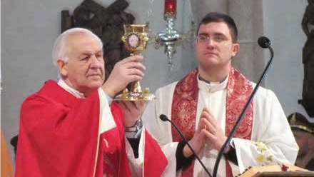 Don Erminio e il suo parroco don Andrea Malfatti nella messa per i 60 anni di sacerdozio