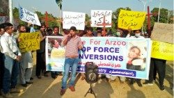 Manifestazione-contro-la-conversione-e-matrimonio-forzato-della-cristiana-minorenne-Arzoo-.jpg