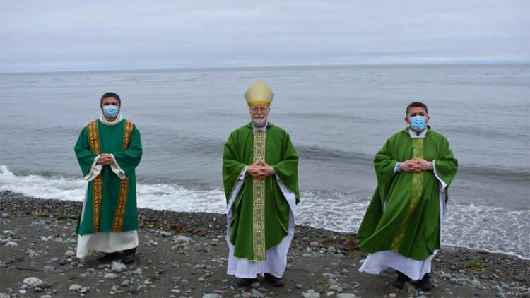 Biskopen av Punta Arenas i Chile där första mässan i landet firades för 500 år sedan  
