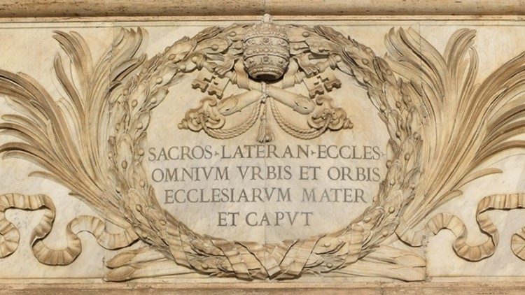 Fronton de la basilique Saint-Jean-de-Latran, «mère et tête de toutes les églises de la ville et du monde».