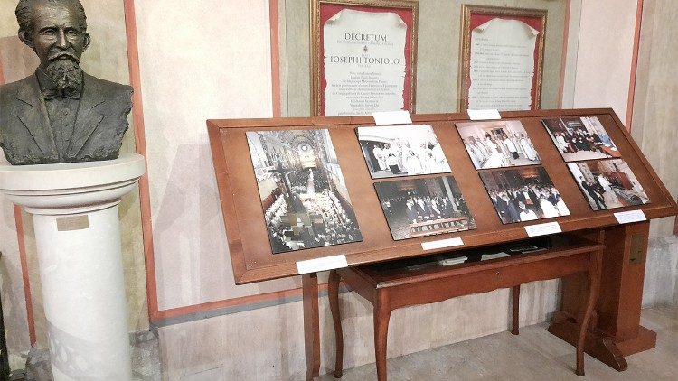 La mostra fotografica dedicata al Beato Toniolo allestita nel Duomo di Pieve di Soligo