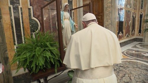 Il Papa benedice la statua mariana della Medaglia Miracolosa 