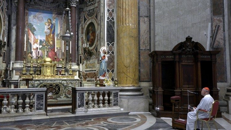Kardinál Comastri pri poludňajšej modlitbe pred oltárom sv. Jozefa (snímka z nov. 2020)