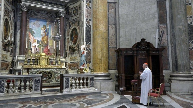 Angelo Comastri bíboros imádkozik a Szent Péter-bazilikában