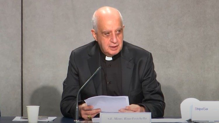 Erzbischof Fisichella bei einer Pressekonferenz im Vatikan (Archivbild)