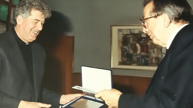 Don Armando riceve da Giulio Andreotti, allora presidente del Consiglio, il premio "Mestrino dell'anno"
