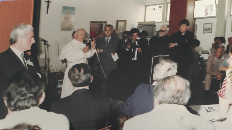 Don Armando, in piedi a destra, nella visita di san Giovanni Paolo II alla mensa di Cà Letizia a Mestre (1985)