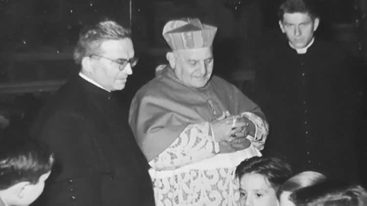 Un giovane don Trevisiol (a destra) con l'allora patriarca di Venezia, Angelo Roncalli, futuro Papa Giovanni XXIII