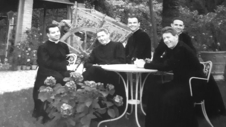 Don Armando (seduto a destra) con monsignor Valentino Vecchi (secondo da sinistra)
