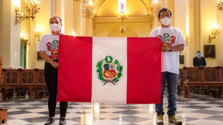 Jóvenes sostienen la bandera de Perú (Foto de archivo 16 - 11-2020)