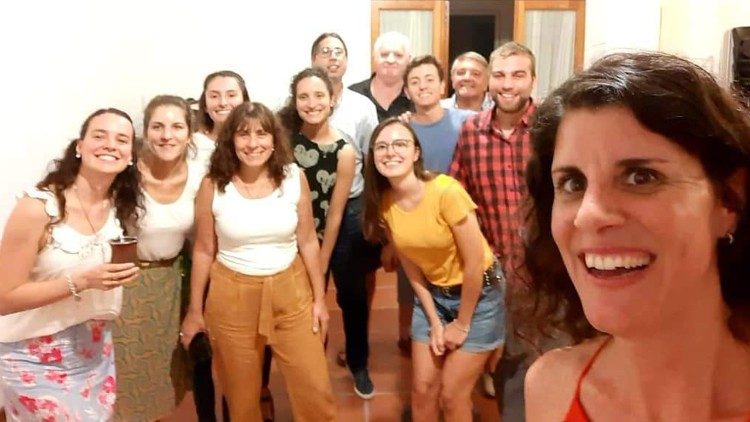 Un gruppo di giovani di"Economy of Francesco" in Argentina