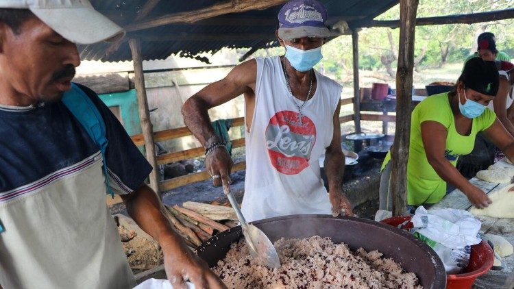 Puerto Cabezas, Nicaragua, si cucinano pasti caldi con gli aiuti del Pam. Photo Elio Rujano
