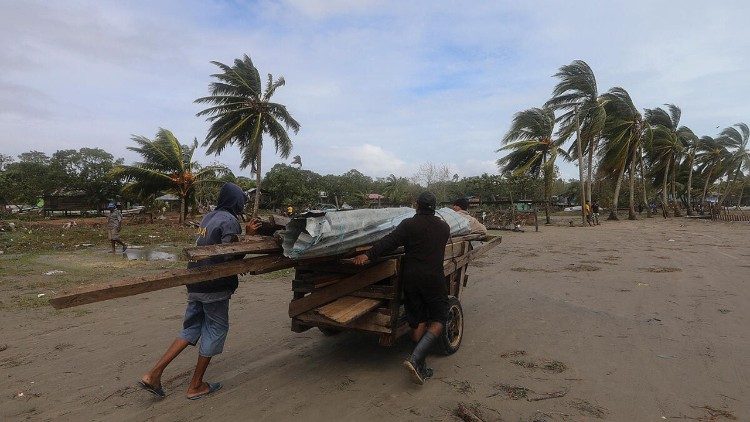 A Puerto Cabezas, Nicaragua,  si porta al sicuro quello che è rimasto della propria casupola per ricostruirla. Photo Wfp